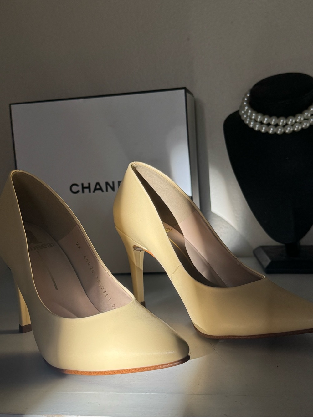 Elegant Pointed-Toe High Heels in butter yellow size 5